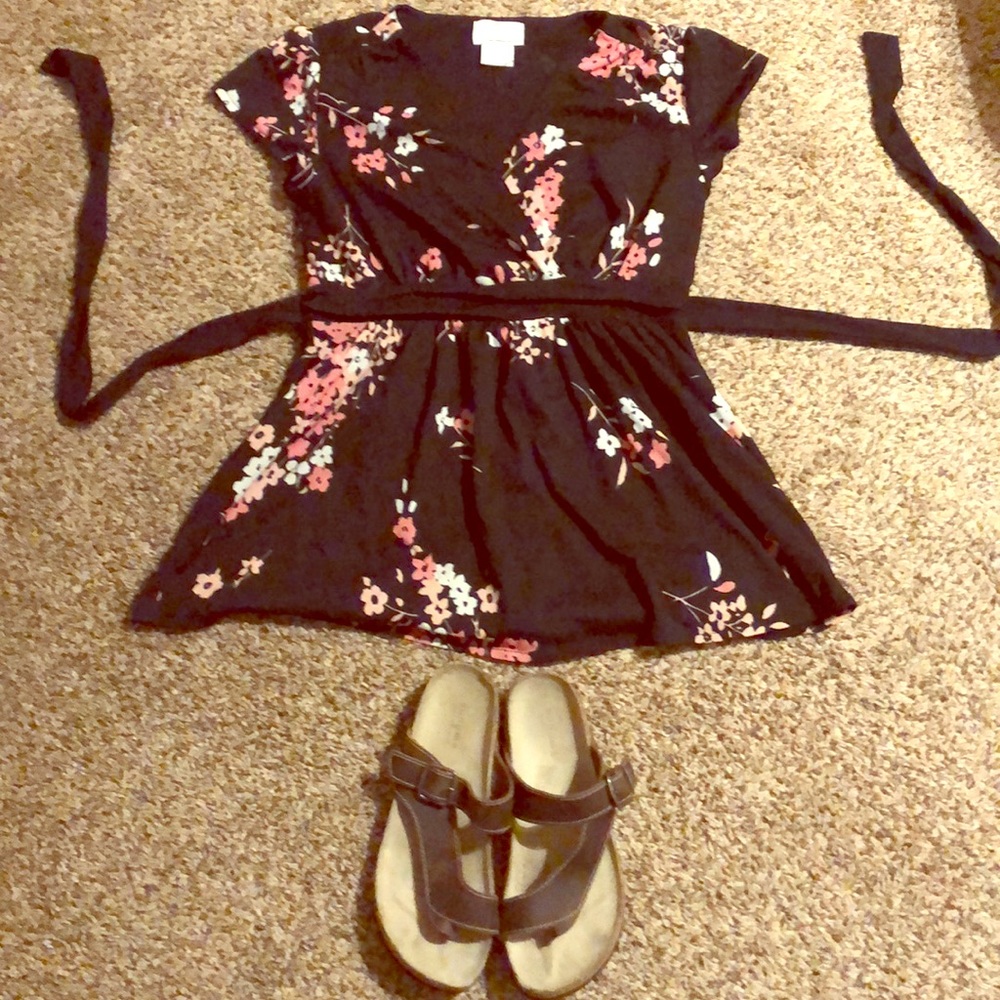 Lovely small Maternity Top by Motherhood + sandals
